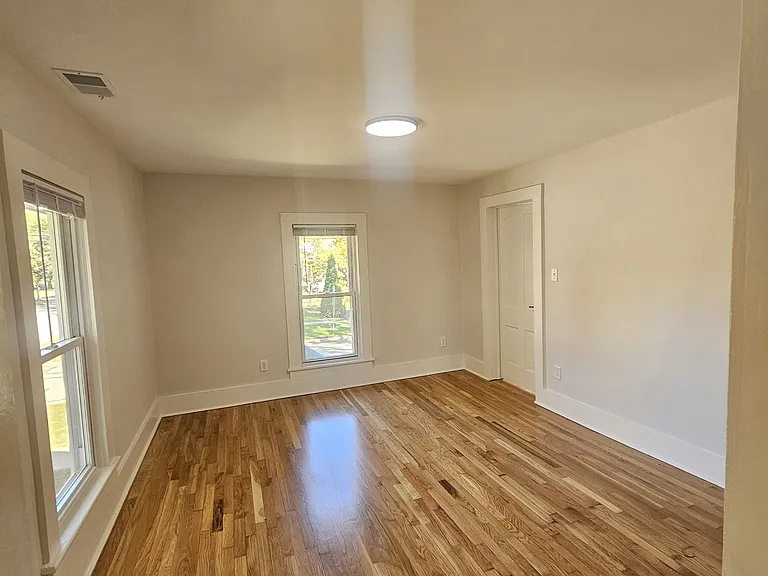403 S 6th Ave — Photo 6