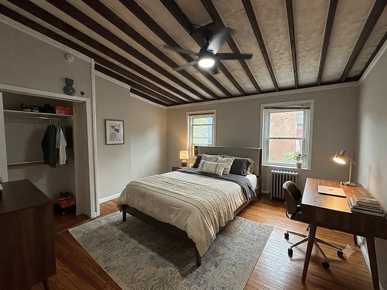 W Laurel St — Photo 2