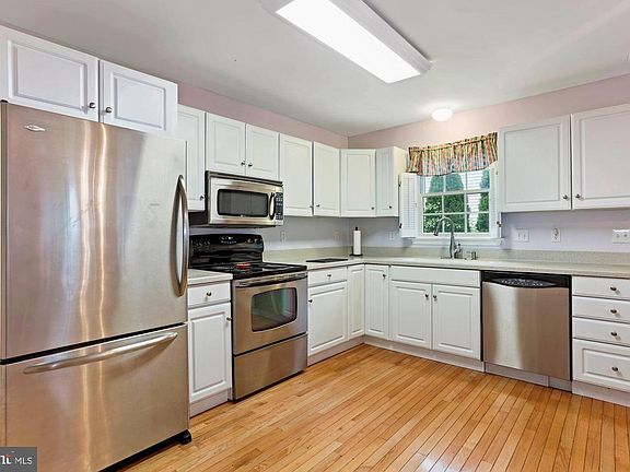 3rd image of 824 Kimberly Way