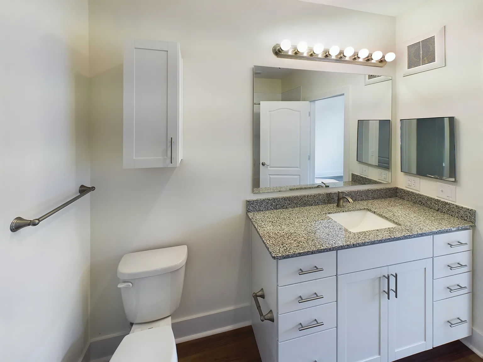 2 bed, 1180 sqft, $1,999 — Photo 4