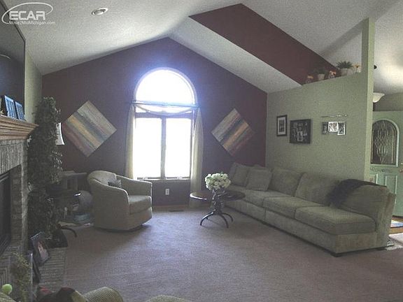 5th image of 816 Village Dr
