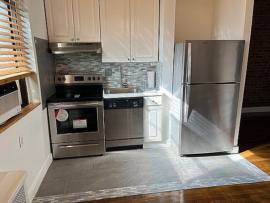 3rd image of 2105 33rd St APT 1E