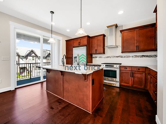 3rd image of 1053 10th Ave NE
