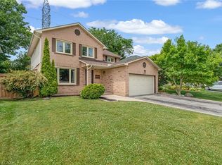 2054 Hunters Wood Dr, Burlington, ON L7M2V1