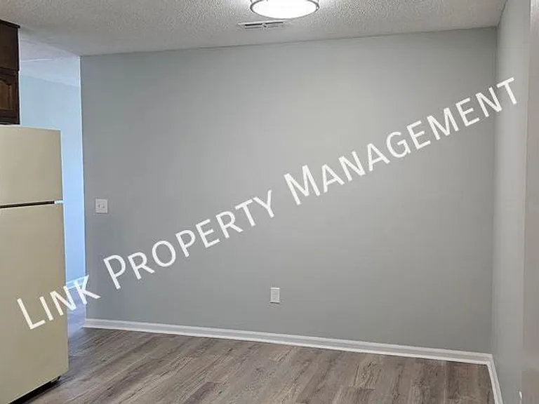 900 Peppermill Rd — Photo 3