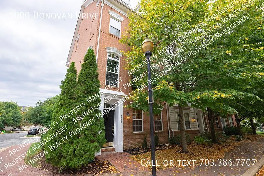 Spacious Townhome — Photo 2