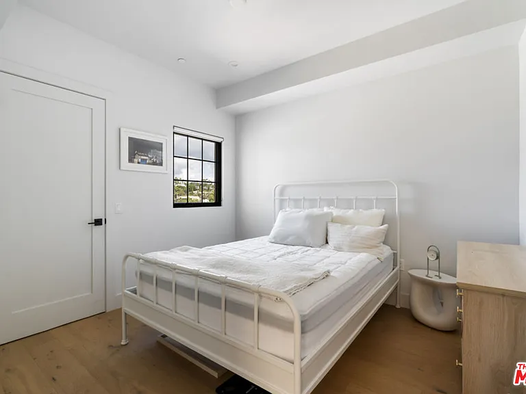 738 Parkman Ave — Photo 22