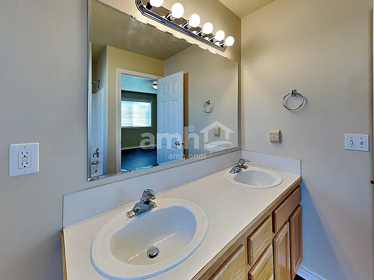 724 Coopers Ct — Photo 9