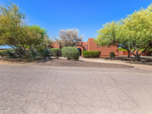 3rd image of 2324 E LA VERNA Way