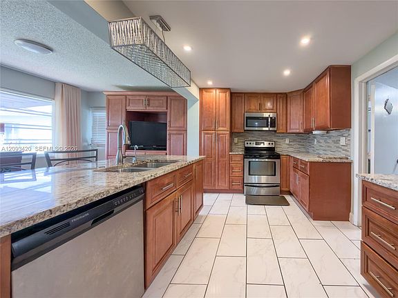 4th image of 310 NW 25th Ct