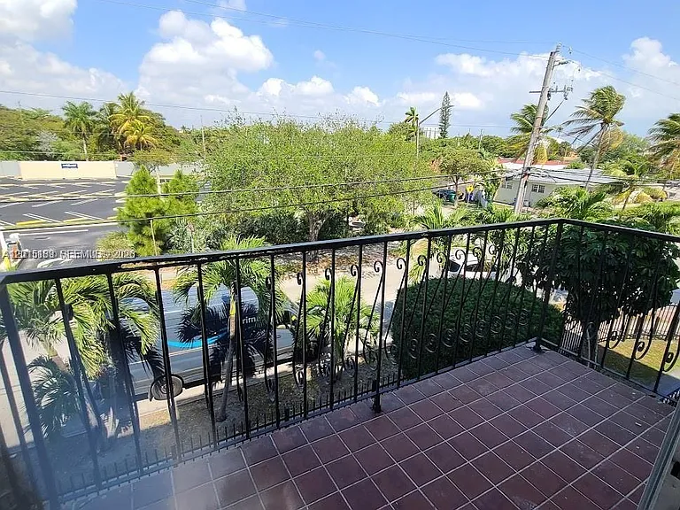 2500 SW 6th St #303 — Photo 2