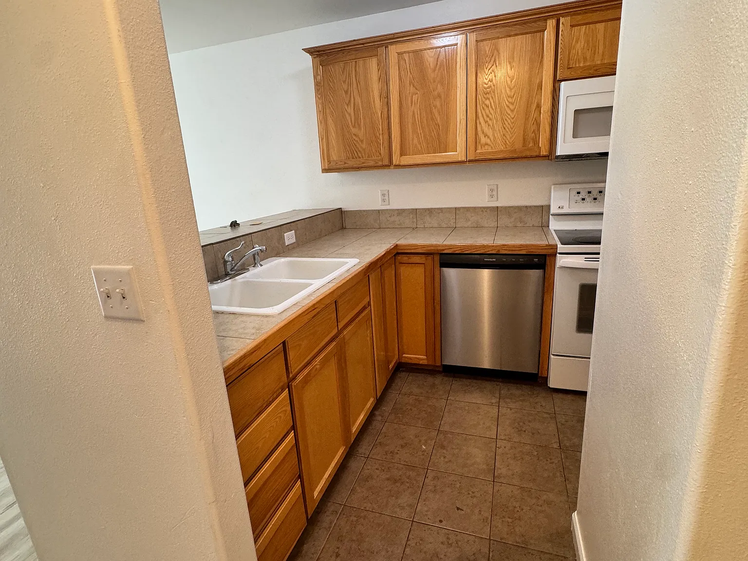 2 bed, 1.5 bath, 1200 sqft, $1,899 — Photo 2