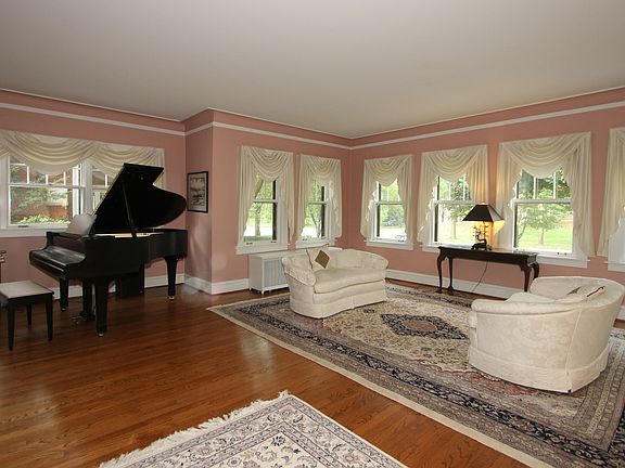 3rd image of 909 Bonnie Brae Pl
