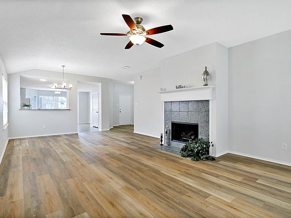 2nd image of 2424 Collier Dr