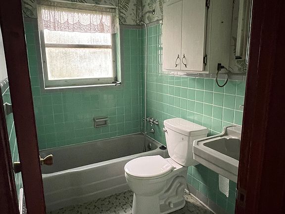 5th image of 825 S Carpenter Ave