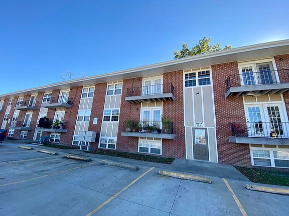 3rd image of 801 S Maguire St