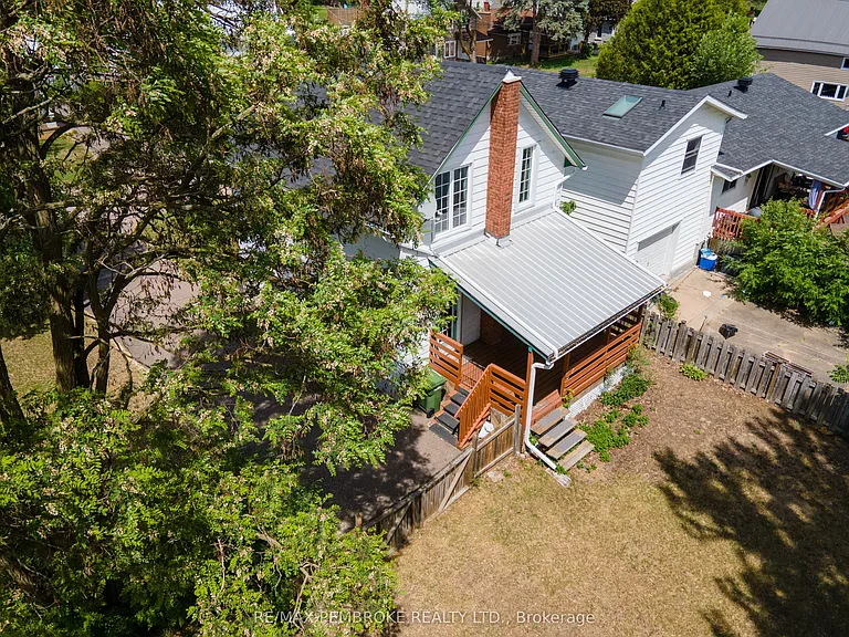 566 Perth St — Photo 9
