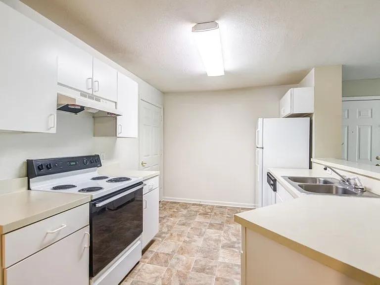 Laurel Pointe — Photo 5