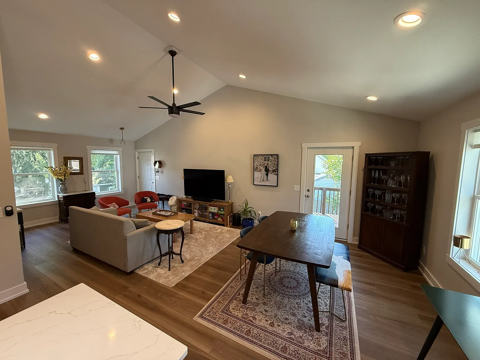 3 bed, 1.5 bath, 1200 sqft, $2,300 — Photo 3