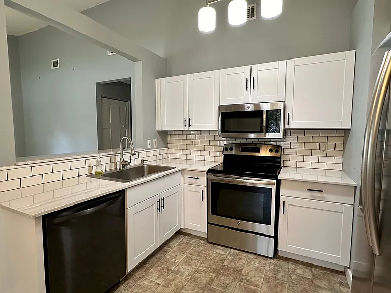 1107 Oakcrest Dr — Photo 3