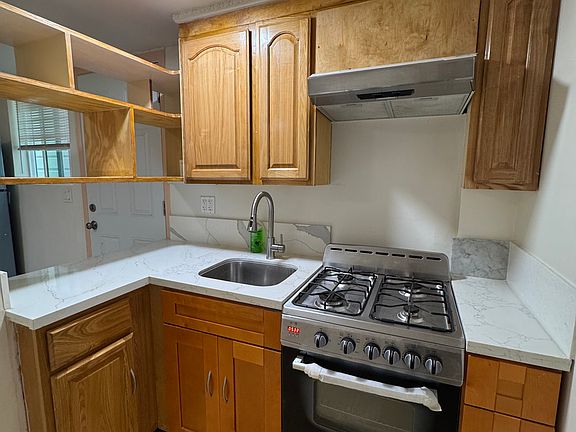 5th image of 407 Santa Barbara Ave