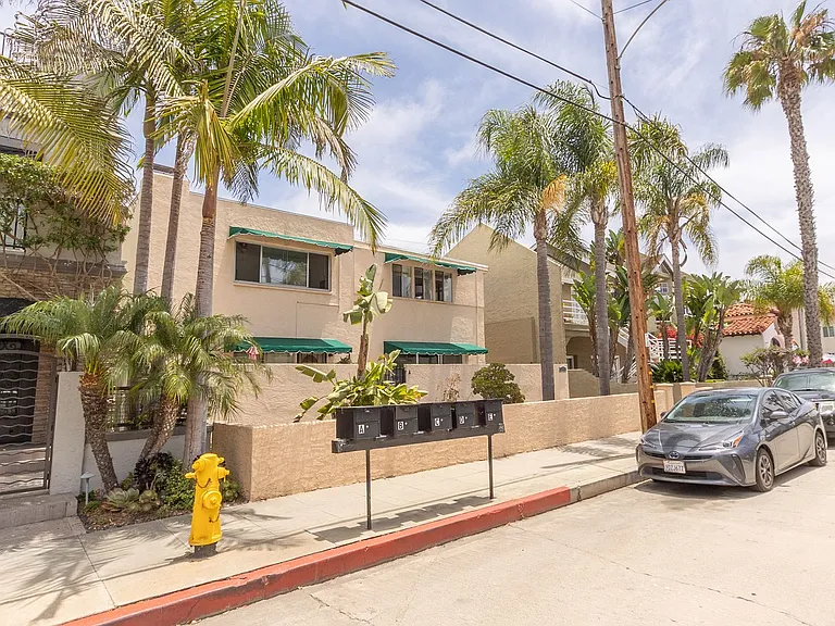 Remodeled 2 Bedroom/ 1 Bath Apartment Near Strand Beach in Oceanside! — Photo 22