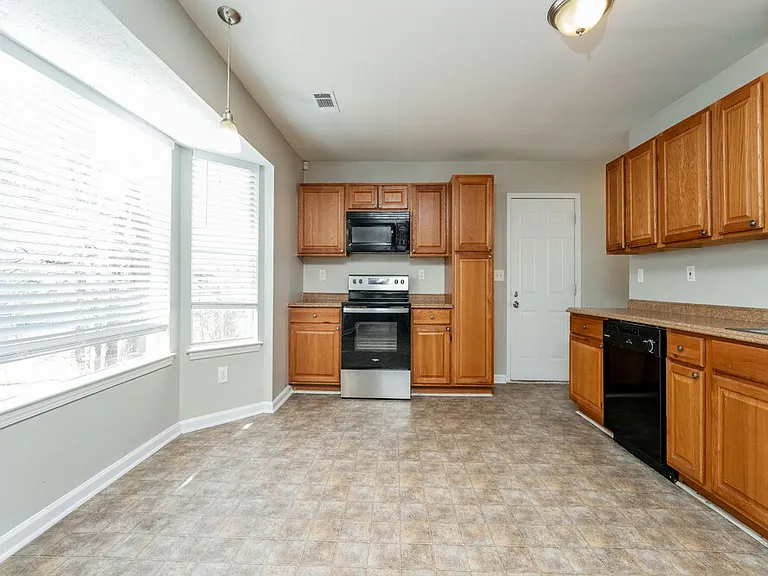3213 Kings Glen Dr — Photo 6