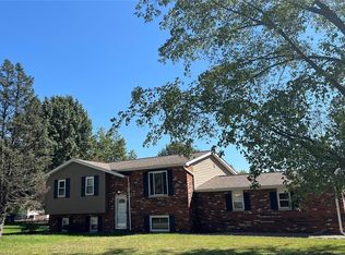 8 Frontenac Ln, Maryville, IL