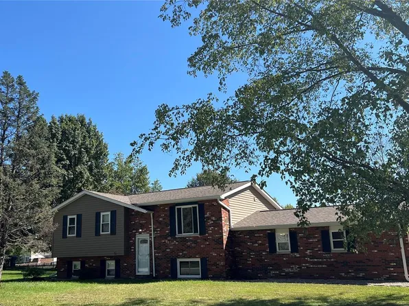8 Frontenac Ln, Maryville, IL 62062
