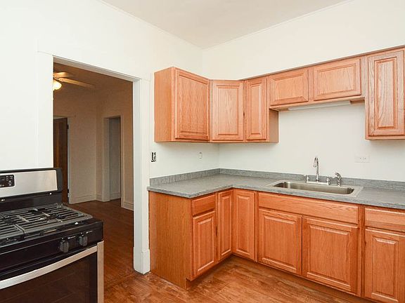 2nd image of 2835 W Byron St #1W