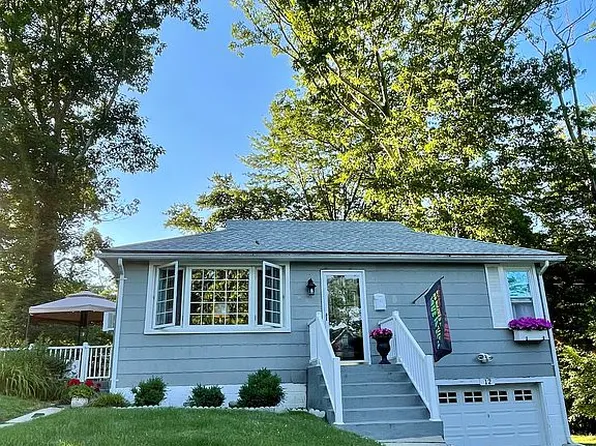 12 Sylvan Rd, Lake Peekskill, NY 10537