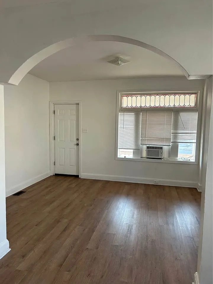 5 bed, 1724 sqft, $2,300 — Photo 3