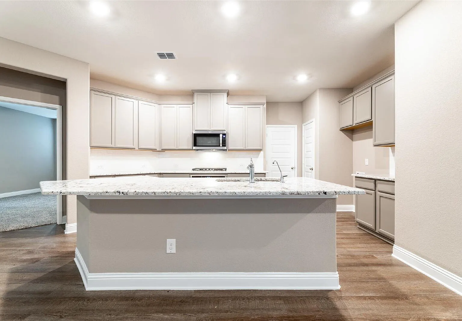 4 bed, 2.5 bath, 2414 sqft, $2,800 — Photo 3