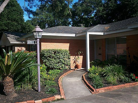 ... and lovely landscaping on either side of the curved entry walk.