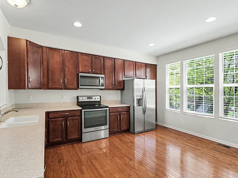 27902 Hopkins Dr — Photo 2