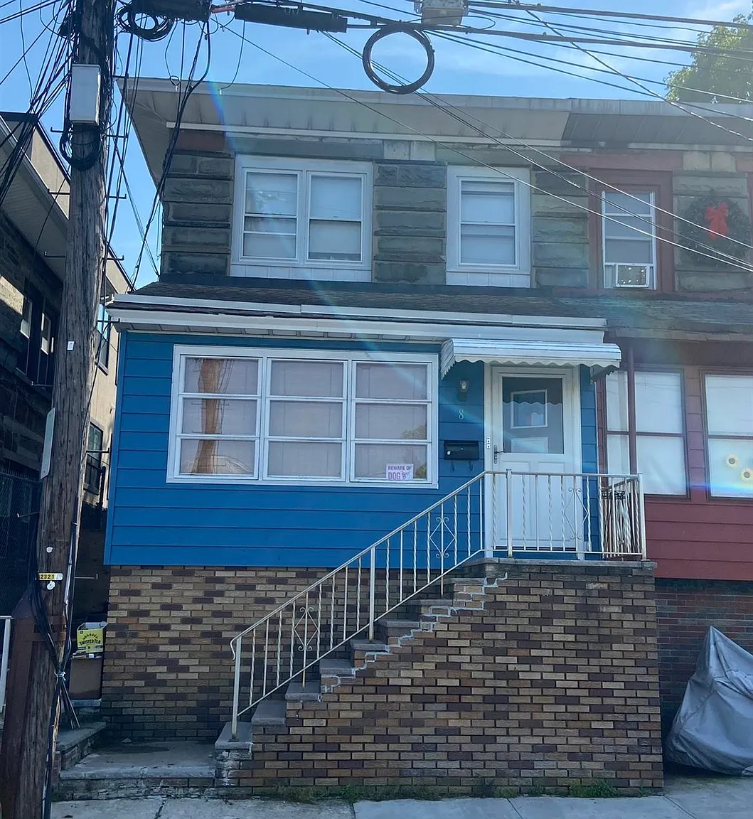 3 bed, 1.0 bath, 1100 sqft, $2,500 — Photo 1
