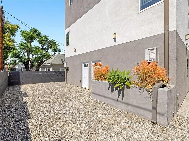 1143 1/2 Irolo St — Photo 10