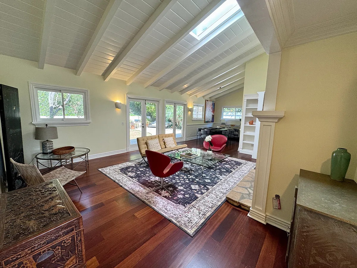 Building Photo - 1006 Las Pulgas Rd
