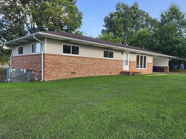 2322 Oakland Dr NW — Photo 1