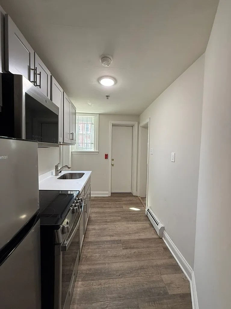 2 bed, 960 sqft, $1,700 — Photo 2