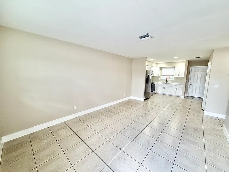 Sunshine Apartments — Photo 10