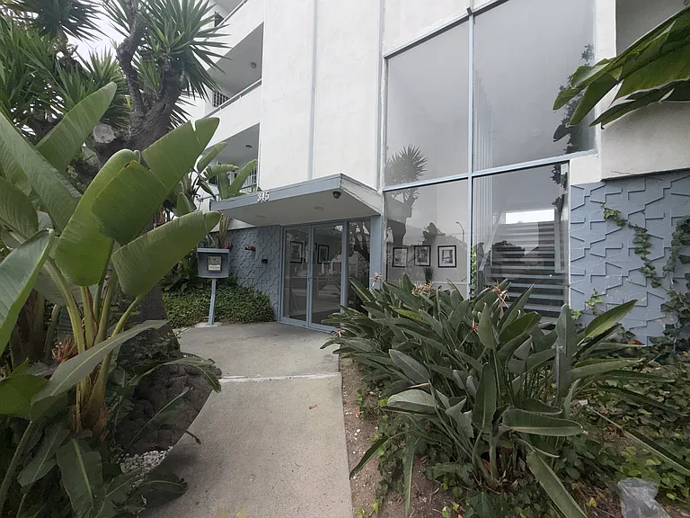 345 S Doheny Dr #304 — Photo 37