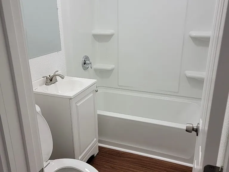 Avondale Apartments — Photo 11