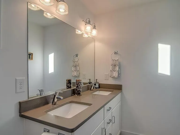 1411B Arthur Ave — Photo 11