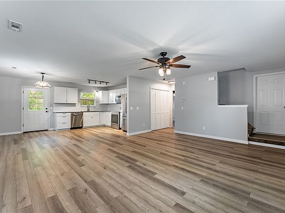 3rd image of 305 Parkcrest Dr
