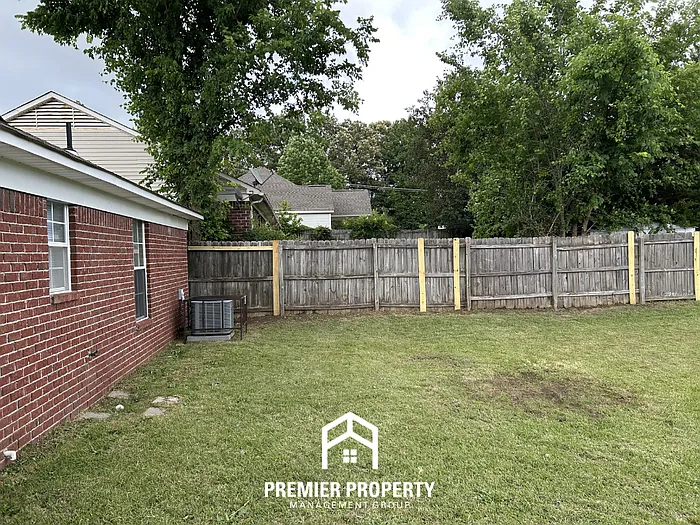 2563 Waverly Dr — Photo 16