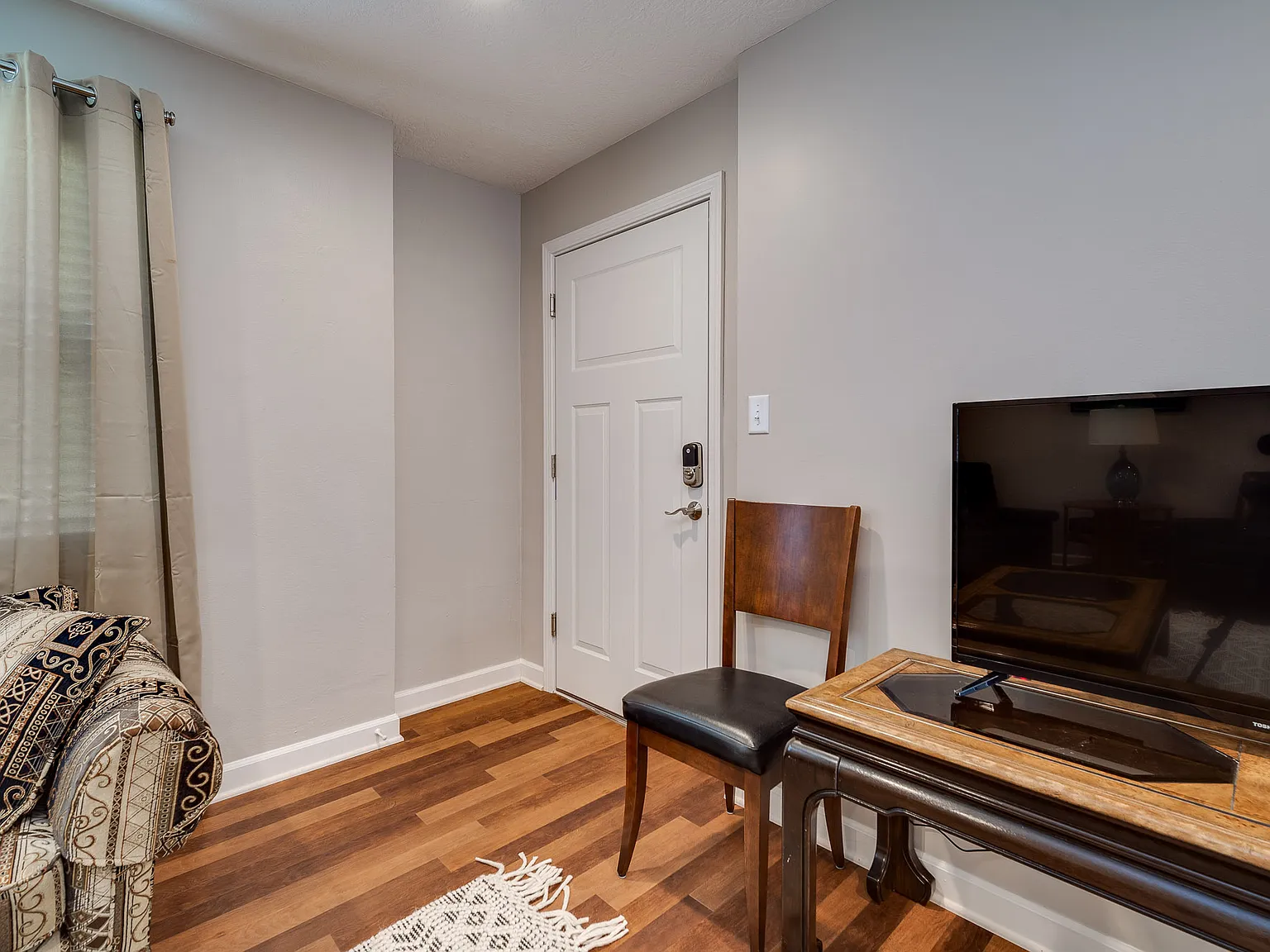 2 bed, 800 sqft, $1,600 — Photo 2