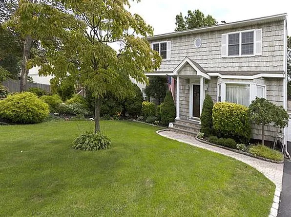 320 George St, West Islip, NY 11795