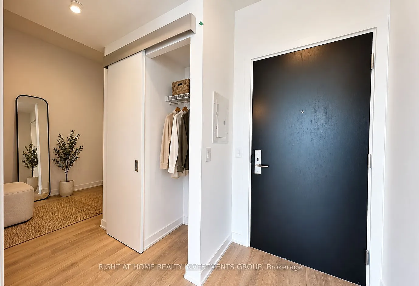 158 Front St E — Photo 2