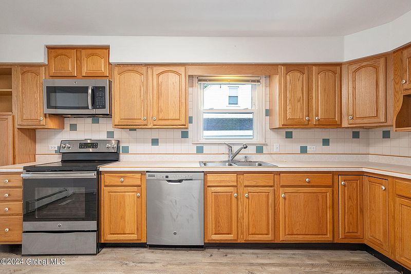 3rd image of 58 Glenwood Street